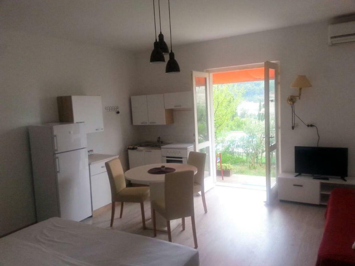 Family House Lise Apartamento Mlini Exterior foto
